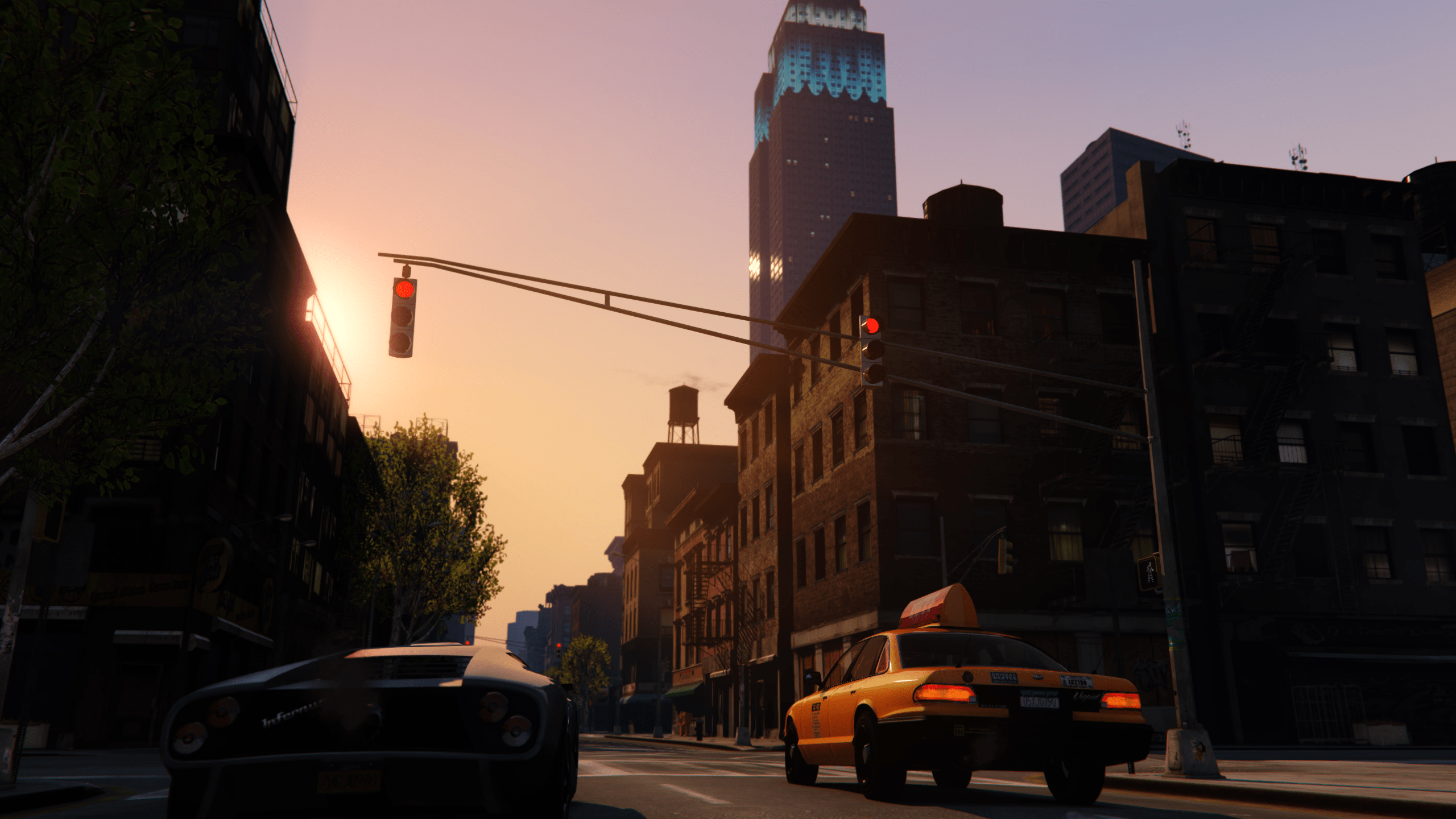 Rue avec taxis au coucher du soleil